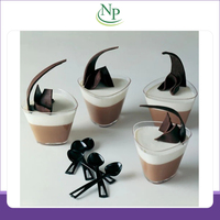 Revendeur d'origine indienne de gobelets jetables en plastique PS de qualité alimentaire, forme triangulaire, capacité de 60 ml, pour desserts individuels.