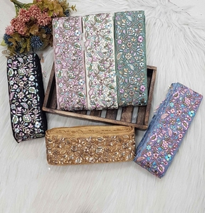 Fabriqué sur mesure avec des motifs brodés floraux indiens classiques de quatre couleurs à des fins diverses en 2.25 pouces de largeur - Product Image 5