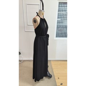 Vestido largo de crepé brillante con hombros descubiertos, cuello halter y lazo en la espalda, con detalle de abertura, para mujer, de Jane, ideal para una noche elegante. - Product Image 6