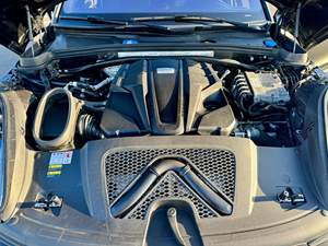 Macan GTS 2023 con Motor V6 Biturbo, Tracción en las Cuatro Ruedas, Paquete Sport Chrono, Mayormente sin Modificaciones - Product Image 5