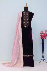 Costume élégant en velours avec broderie exquise et travail de séquence pour les fêtes de mariage d'hiver, les festivals et autres occasions - Product Image 6