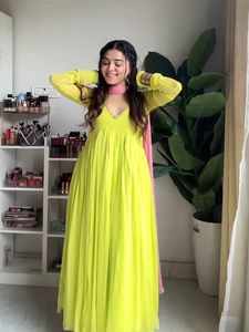 Ensemble prêt-à-porter de créateur pour soirée, composé d'un haut en faux georgette brodé de sequins, d'un pantalon en micro-coton et d'un dupatta en faux georgette. - Product Image 3