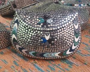 Pochette en mosaïque en métal faite à la main de designer sac à bandoulière artisanat indien traditionnel fermeture à rabat à sangle unique pliable Durable Portable - Product Image 2