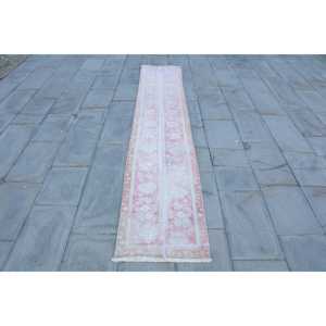 พรมวินเทจสไตล์ตุรกี ขนาด 1.7x9.4 ฟุต พรมขนสัตว์ลายดอกไม้สีชมพูขาว - Product Image 1