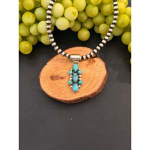 Pendentif Julia Etsitty Kingman Cluster avec turquoise Kingman et technologie d'incrustation en argent sterling - Product Image 1