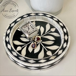 Plateau rond élégant en incrustation noir et blanc pour bijoux ou décoration Conception artisanale Améliore le style de vanité et de table - Product Image 1