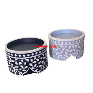 Ensemble de deux supports à gâteaux en bois de couleurs différentes, ustensiles de cuisson faits à la main de qualité supérieure, support à gâteaux en bois design classique et élégant - Product Image 1