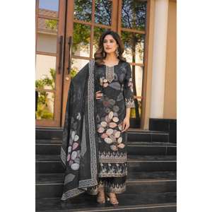 Conjunto elegante de Chinon y seda para mujer de calidad de exportación con pantalones a juego para ropa formal y de oficina disponible para la venta - Product Image 3