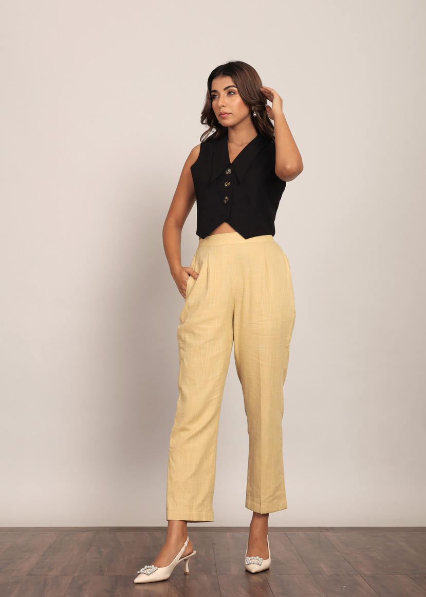 สีดำและสีเบจ