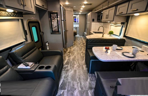 1FDFF6LT0NDA23890 Autocaravana Diésel Super C Usada de 37 Pies, Modelo 2024, Motor V8 de 6.7L y 330HP, 4x4, RV de Lujo con Litera King Size, Bajo Kilometraje - Product Image 3