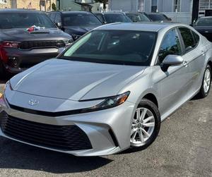 Nuevo Camry XLE Híbrido 2024 con Tracción Delantera, Techo Solar Izquierdo, Arranque Remoto, Asientos de Cuero, Rines de Aleación Automáticos, Paquete Premium Plus - Product Image 1