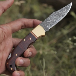 Couteau de chasse pliant haut de gamme en acier Damas OEM, lame artisanale, manche en bois de rose, anse en laiton, pour camping et dépeçage en extérieur - Product Image 5