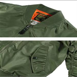 แจ็คเก็ตบอมเบอร์สีเขียว ผลิตตามแบบ OEM ออกแบบเองได้ คุณภาพสูง ปักโลโก้ด้วยเทคนิค Emb  ผ้าไนลอนกันน้ำ แจ็คเก็ตบอมเบอร์ทรง Ma1 สำหรับผู้ชาย - Product Image 3