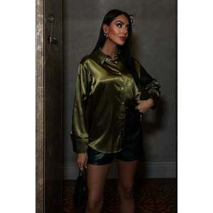 Chemise de soirée en satin premium 3438, élément de mode simple - Product Image 1