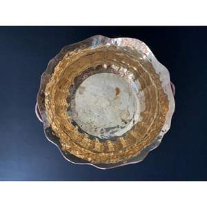 Bol en laiton martelé de style victorien avec intérieur doré, bord festonné et poignées, jardinière décorative, rangement ou bol de service - Product Image 4