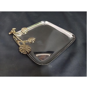 Bandeja de Servicio Cuadrada de Acero Inoxidable con Acabado de Espejo de Lujo, Diseño de Hojas, Asa Dorada, Elegante Bandeja para Servir Té y Aperitivos - Product Image 1