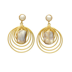 Boucles d'oreilles clous pour femme, faites à la main, en laiton plaqué or 24 carats, avec perle d'eau douce naturelle blanche huître, style vintage, pour mariage chrétien, style statement - Product Image 1