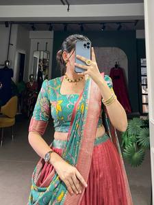 Lehenga en soie Jacquard Dola exclusif avec imprimé Kalamkari et bordure Zari Dupatta pour une tenue de fête ethnique - Product Image 2