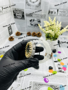 Reloj con Esfera Arcoíris de Diamantes Moissanite y Bisel Plateado, Diseño Atrevido y Moderno para Unisex - Product Image 4