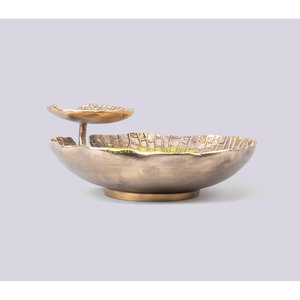 Bol de service double couche en aluminium bronze texturé avec motif de feuille et plateau à collation surélevé pour les fêtes Bol à chips et trempette antique - Product Image 4