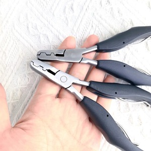 Pinza de 5.7 Pulgadas 2 en 1 con Mango Negro y Ranuras Planas de 3mm y 5mm para Extensiones de Cabello Pre-Adheridas - Product Image 4