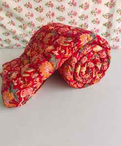 Manta Dohar Jaipuri Reversible con Estampado Floral Rojo, Hecha a Mano con Algodón - Product Image 5