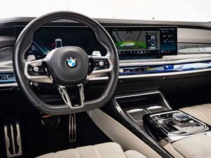 รถยนต์ BMW ซีรีส์ 7 รุ่น 740i XDrive ปี 2024 สภาพดีเยี่ยม ใช้งานน้อย พร้อมจัดส่งทั่วโลก - Product Image 4