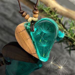 2024 venta al por mayor creativo hecho a mano que brilla en el cielo azul oscuro nubes resina collar luminoso para mujeres - Product Image 4