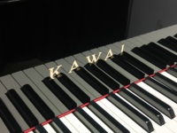 Piano vertical Kawai XO-8AT en stock, envío rápido. Piano vertical resistente para uso a largo plazo, para escenario y estudio, de segunda mano.