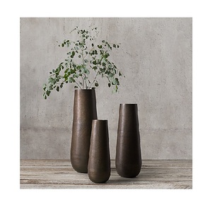 Vase à fleurs en métal carré moderne fait à la main, design royal pour la maison, salon, table, accessoire de table - Product Image 5