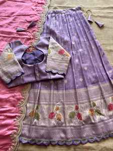 Nouvelle collection en ligne : Lehenga de soirée pour femme, style traditionnel du sud, en soie Dola, avec broderie Zari et dentelle, longueur ras du sol - Product Image 2