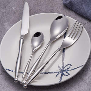 Juego de cubiertos profesionales de plata diseñado para hoteles y restaurantes con acero inoxidable duradero y acabado liso. - Product Image 6