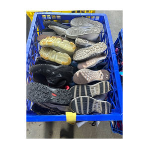 Ballots de chaussures d'occasion pour adultes, triés de qualité A, pour hommes et femmes, destinés aux friperies, boutiques de charité et banques de vêtements - Product Image 1