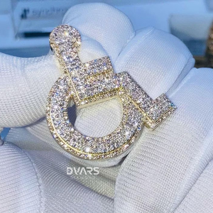 Pendentif en forme de fauteuil roulant en diamant de taille brillant cultivé en laboratoire, style classique, émail glacé, fabriqué en argent 925 plaqué or rhodié - Product Image 3