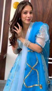 Haute qualité couleur bleue chaude Lehenga Choli Photos imprimées et brodées Lehenga choli pour les filles fête porter avec le prix le plus bas