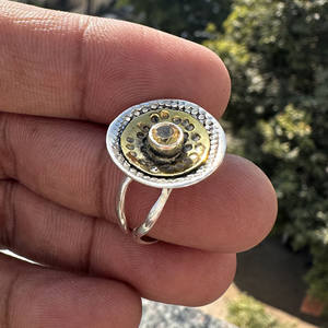 Anillo con Bisel de Citrino Natural en Dos Tonos |   Joyería Artesanal de Plata de Ley y Latón con Piedras Preciosas para Aniversario - Product Image 6