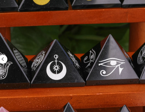 Ágata de obsidiana negra natural con diseño de pirámide dorada y plateada, decoración de pirámide de cristal curativo a la venta - Product Image 5