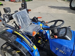 Tractor de un solo eje SOLIS S26 de 20 HP con caja de cambios y motor - Product Image 3