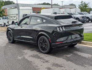 SUV de luxe d'occasion 2025 Mach-E Performance 4 portes avec autonomie NEDC de 501-600 km et batterie de 90-110 kWh - Product Image 4