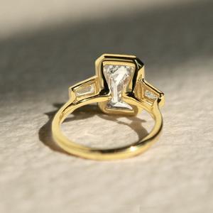Bague à trois pierres sertie en bélière, moissanite taille émeraude 4 carats, baguettes effilées, pierres latérales, bagues de fiançailles et de mariage, argent 925 - Product Image 5