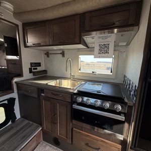 Remolque de Viaje de Aluminio de Alta Calidad y Precio Accesible para 6 Personas, Moderno, con Cocina Deslizable y Piso de PVC, Listo para la Venta - Product Image 6