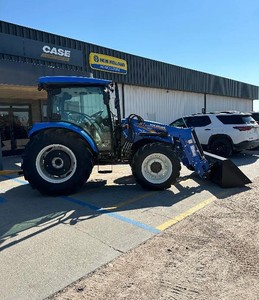 Tracteur à roues miniatures New Holland d'occasion avec chargeur frontal, 90 CV, 4 roues motrices, transmission par engrenages, faible consommation de carburant pour les travaux sur le terrain - Product Image 1
