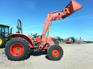   Tracteur utilitaire M7040 - Durable, polyvalent et prêt pour le terrain - Product Image 3