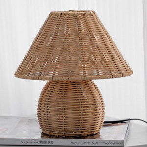 Lámpara de mesa con forma de hongo hecha a mano en Vietnam, color natural, diseño ecológico, perfecta para decoración del hogar y proyectos de boutique - Product Image 1