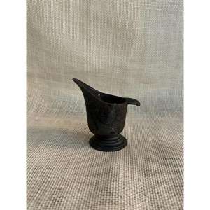 Seau à charbon en fer robuste de style antique avec des détails vintage et conçu pour stocker du bois de chauffage ou du charbon pour une décoration intérieure classique - Product Image 5