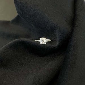 Anillo de Compromiso con Diamante Redondo de Laboratorio de 1.20ctw, Diseño Halo Catedral Pavé, Certificado IGI D-E-F VVSVS, Joyería Ética - Product Image 1