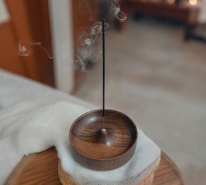 Quemador de incienso de madera minimalista hecho a mano, madera de fresno de nogal, regalo de día especial, soporte de incienso - Product Image 1