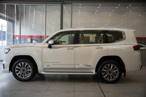 Toyota Land Cruiser GXR 2024 Argent avec Sièges en Cuir Transmission Automatique Système de Navigation Bluetooth Toit Ouvrant Panoramique - Product Image 4