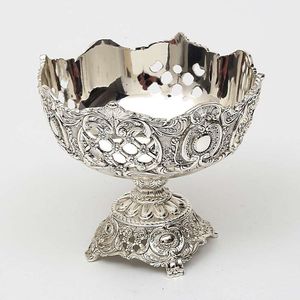 Cuenco de chocolate de metal con diseño elegante, adecuado para cenas formales, bodas o celebraciones culturales, se sirven dulces - Product Image 3