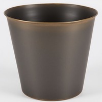 Poubelle en laiton fabriqué à la main avec finition noire mate conçue pour les intérieurs décoratifs et les espaces utilitaires fonctionnels.